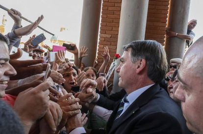 O presidente Jair Bolsonaro saudando a simpatizantes em Aparecida (Brasil).