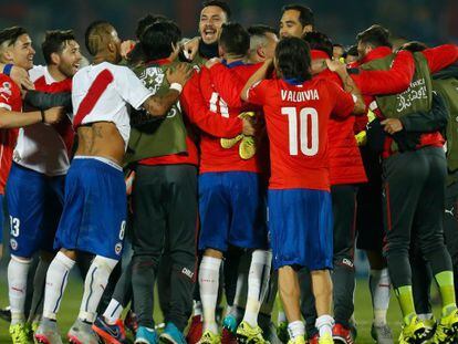 Jogadores do Chile comemoram a classificação para a final.