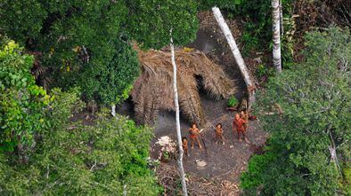 Povo indígena isolado avistado na Amazônia brasileira.