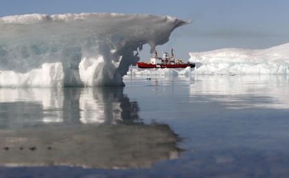 Navio quebra-gelo canadense navega pela baía Resolute, em Nunavut, território autônomo do Canadá.