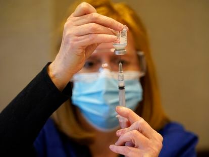 Funcionária do condado de Chester (Pensilvânia) enche uma seringa com uma dose da vacina da Moderna para aplicar em profissionais da saúde.