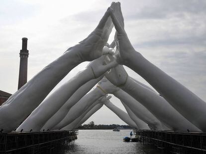 Detalhe da escultura do artista italiano Lorenzo Quinn, instalada sobre uma ponte de canal veneciano no antigo astaleiro de Arsenale.