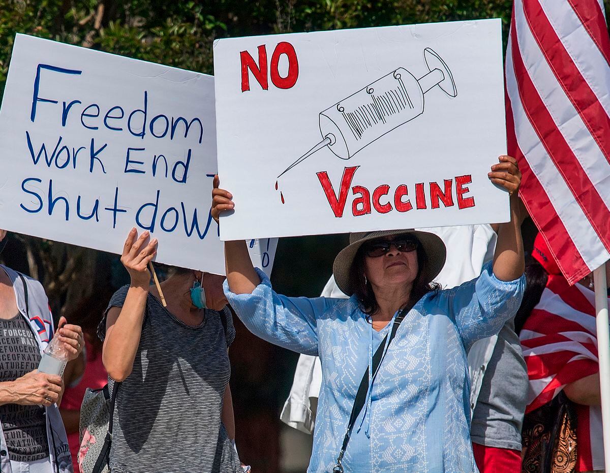 Milhares de pessoas protestam na Austrália contra vacinação anticovid -  Folha PE