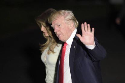 Donald Trump e sua esposa Melania, no sábado ao chegar à Casa Branca