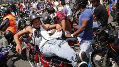 Os motociclistas durante protesto.