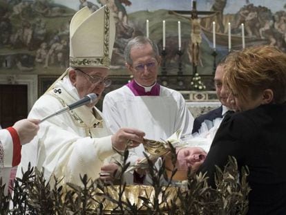 O papa Francisco, durante a tradicional cerimônia do sacramento do batismo.