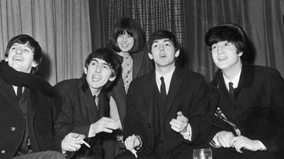 A jornalista Maureen Cleave com os quatro integrantes dos Beatles, em 1964.