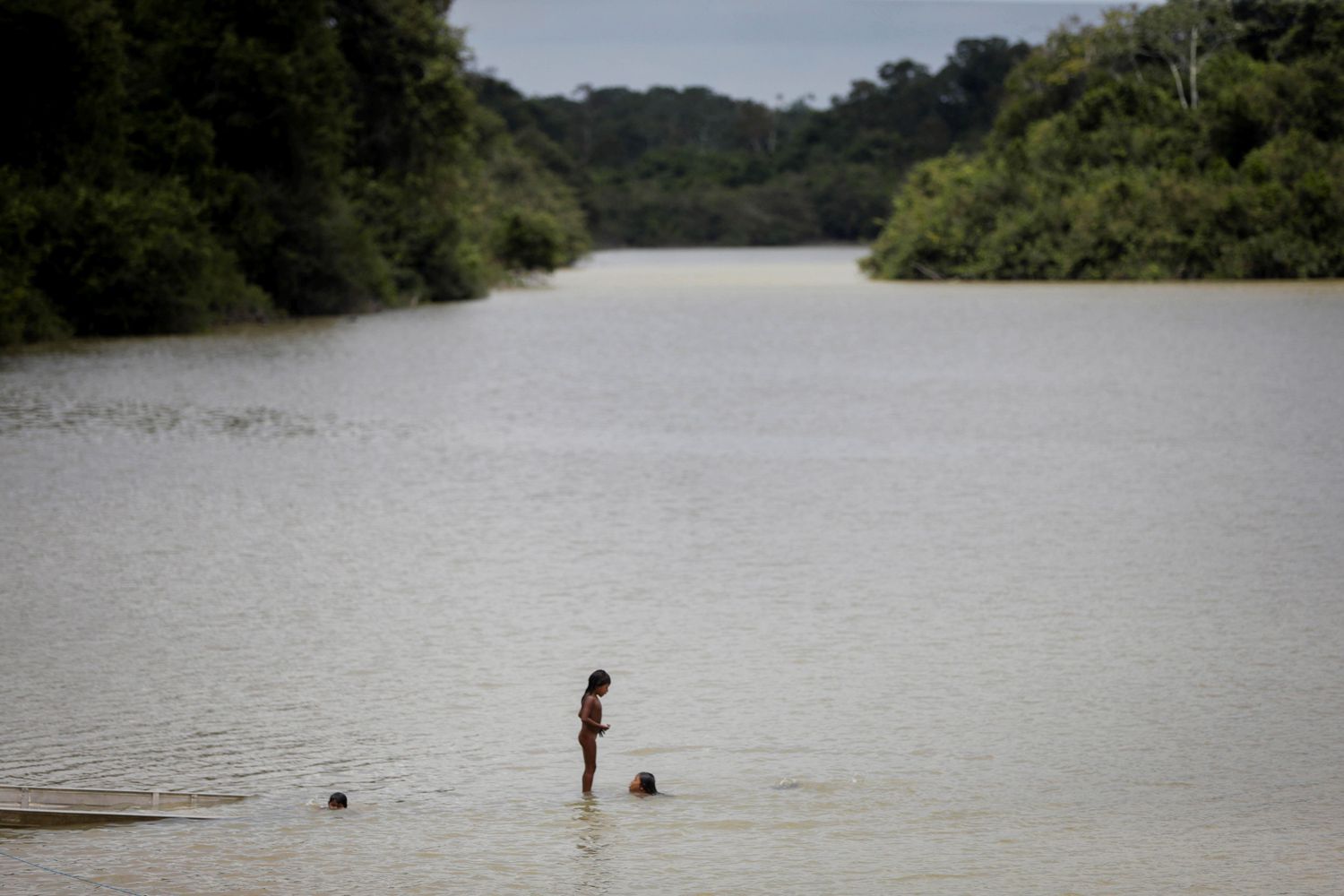 Crianças da etnia Xikrin tomam banho no rio Bacaja, em uma área de proteção ambiental na Amazônia, em outubro de 2019.