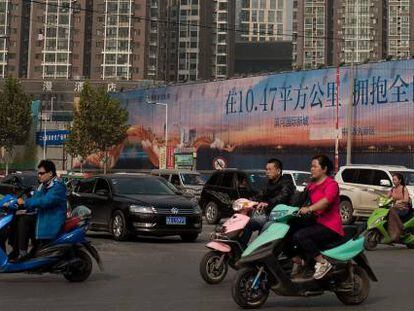 Motos elétricas cruzando uma avenida na cidade de Zhengzhou