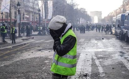 Um ‘colete amarelo’ durante a manifestação de 16 de março em Paris