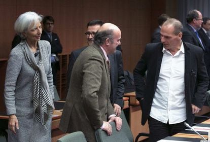 O ministro de Economia espanhol Luis de Guindos e o grego Yanis Varoufakis