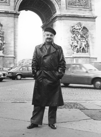 Piazzolla em frente ao Arco do Triunfo, em Paris, em 1977. 
