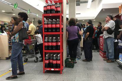 Pessoas fazem compras em Caracas.