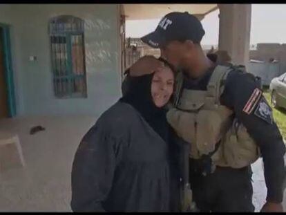 Soldado iraquiano beija mulher em Tikrit, na terça-feira.