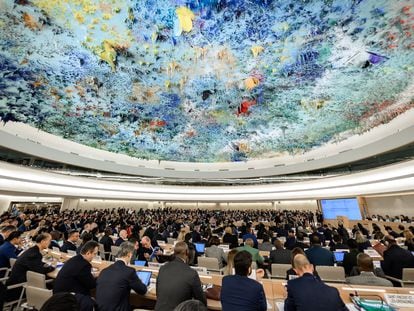 O Conselho dos Direitos Humanos da ONU reunido em Genebra, em 24 de fevereiro, sob a cúpula pintada por Miquel Barceló.