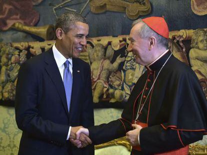 O secret&aacute;rio do Vaticano, Pietro Parolin, cumprimenta Obama. 