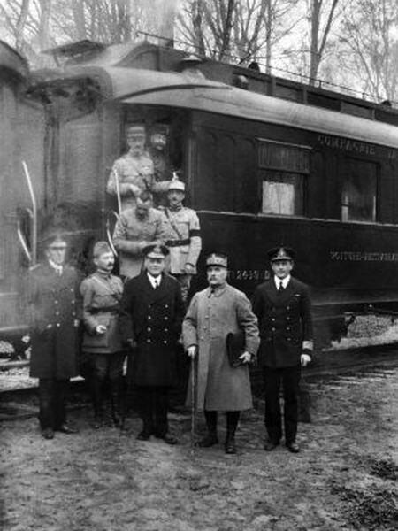 Assinatura do armistício (o original está na pasta nas mãos de Foch) em 11 de novembro de 1918 no vagão 2.419D.