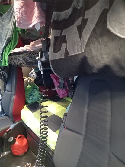 O dormitório de um dos motoristas venezuelanos resgatados: um pequeno espaço na cabine do caminhão.