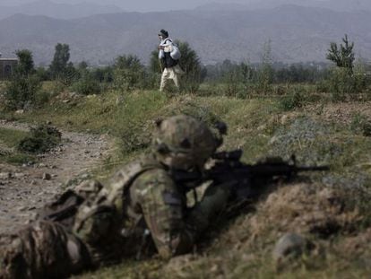 Um idoso passa junto a um soldado de EUA dispersado em Afganistán.