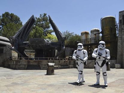 Uma nave Tie Echelon e dois soldados do Exército Imperial no parque temático Star Wars: Galaxy's Edge, no Disneyland Park de Anaheim (Califórnia).