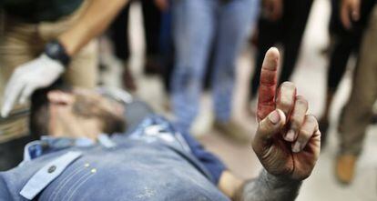 Um ferido palestino durante os bombardeios israelenses.
