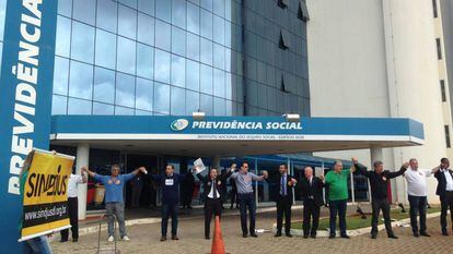 Manifestantes fizeram, nesta semana, "abraçaço" ao prédio da Previdência Social contra reforma no setor.