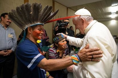 O papa Francisco recebe pessoas da Amazônia durante o sínodo, no último dia 17.