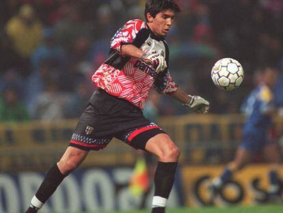 Buffon estreou na Serie A com o Parma, em 1995. Na imagem, o goleiro em um jogo contra a Juventus.