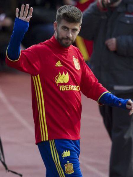 Piqué acena para torcedores em Las Rozas.