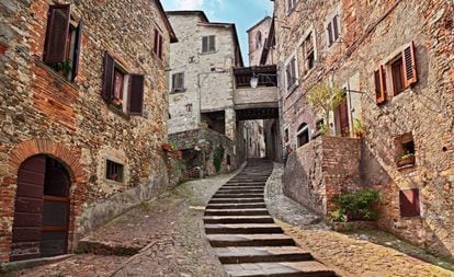 Uma rua da vila medieval de Anghiari.