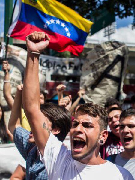 Um jovem protesta a favor da compra de papel de jornal.