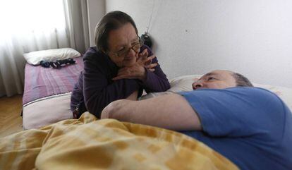 Blanca, com o filho enfermo de quem cuida, em Torrejón de Ardoz.