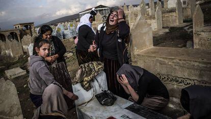 Yazidis choram seus mortos em cerimônia no cemitério de Lalish