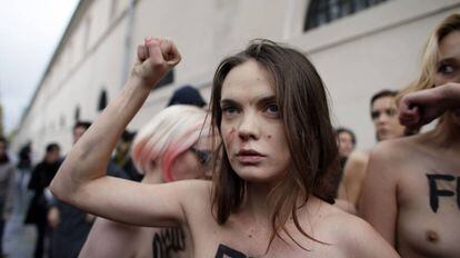 Oksana Shachko, ativista do Femen, durante um protesto em Paris em 2012