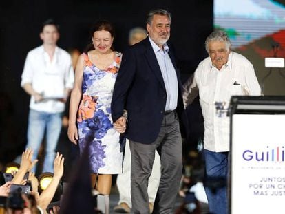 O candidato Alejandro Guillier (de paletó escuro) encerra sua campanha eleitoral em Santiago, ao lado do ex-presidente uruguaio Pepe Mujica