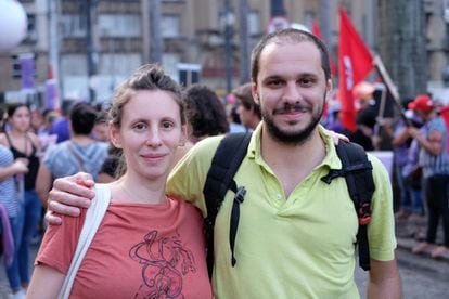Laura e Francisco são de Buenos Aires. Estão em São Paulo para uma atividade acadêmica e fizeram questão de estar presentes na marcha na cidade. Já acompanham a luta dos movimentos feministas na Argentina e entendem que a luta deve ser global.