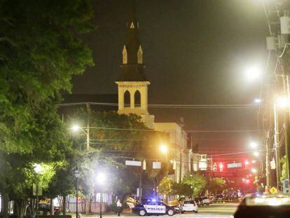 A igreja de Emanuel cercada pela polícia depois do ataque.