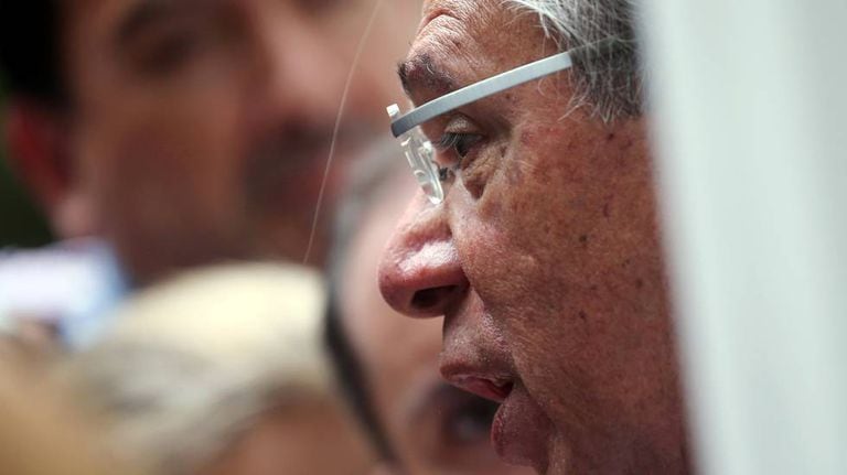 Paulo Guedes fala com jornalistas antes de uma reunião com o presidente-eleito Jair Bolsonaro, no Rio