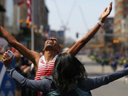 Meb Keflezighi celebra com sua mulher a vitória na maratona. REUTERS / ATLAS