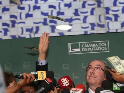 Eduardo Cunha em uma imagem de novembro passado, quando ele levou um 'banho de dólares' em protesto.