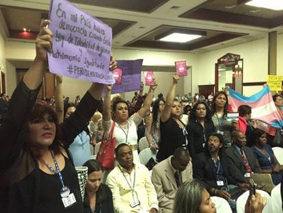 Ativistas transgêneros na reunião da OEA em Santo Domingo.