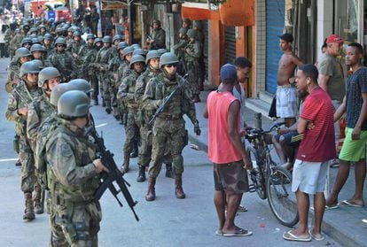 Soldados em uma rua da Rocinha.