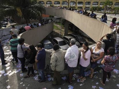 Cidadãos fazem fila para votar na favela da Rocinha, no Rio de Janeiro. 