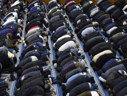 Muçulmanos rezam em uma mesquita.