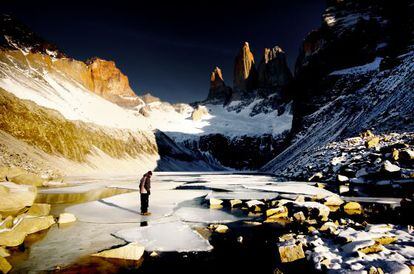 O parque nacional de Torres del Paine, um surpreendente território de montanhas afiadas, vales, glaciares, rios e lagos ao sul de Chile.