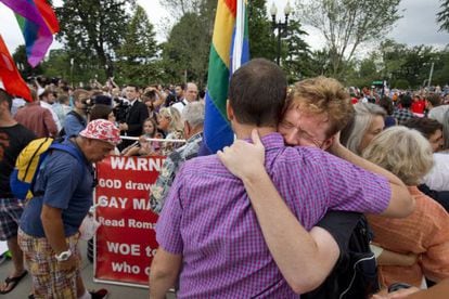 Ativistas LGBT celebram vit&oacute;ria diante da Suprema Corte em Washington. 