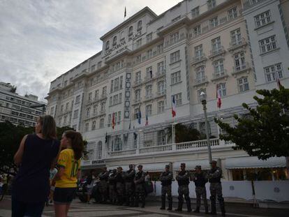 Oficiais no Copacabana Palace, ap&oacute;s a deten&ccedil;&atilde;o de Ray Whelan.