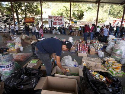 Familiares e normalistas recebem apoio na escola rural de Ayotzinapa.