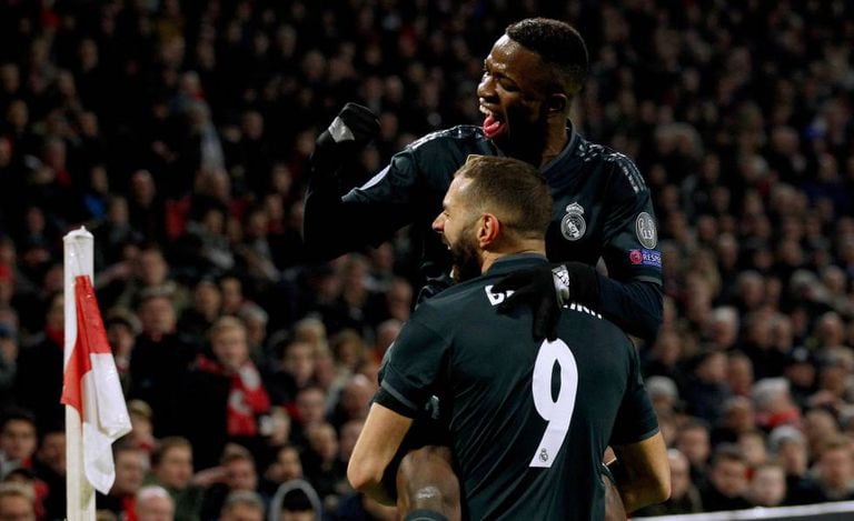 Vinicius Junior comemora primeiro gol do jogo com Benzema.
