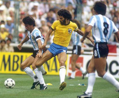 Sócrates contra a Argentina, em 1982.